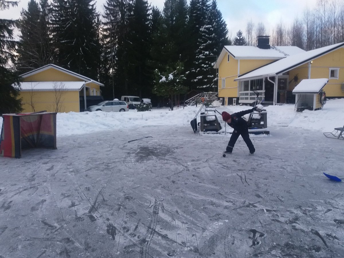 raato80's tweet photo. #pihapelipäivä #tapaninpäivä #pipolätkä #tossulätkä #lammenjäällä @Pihapelipaiva https://t.co/zGeEsRVqUD