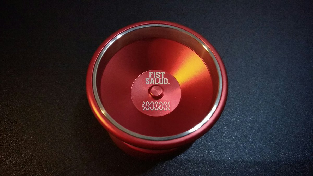 take_yoyo's tweet photo. 先ほどのツイートとは別件ですが届きました!
オシレーターFIST SALUD edition!
ケースにハンクフリーマン選手のサインが施されてました😂
世界で4つのみ販売とゆうことです。
関係なく買ったけどこうゆう特別な感じ好きですw
#ヨーヨー
#fistsalud
#44RPM https://t.co/xc2ZnOAGh3