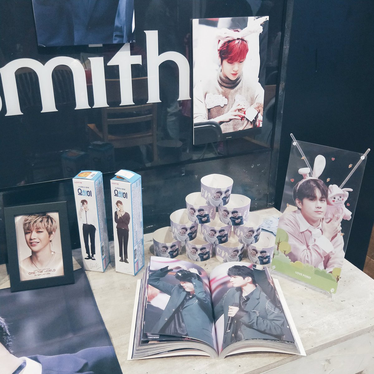 pinkchole's tweet photo. I'm late in posting but went down to visit #siriusongniel event too! Thank you @ongnielday for hosting this! 

That entire wall of Ongniel, i'm in love! ❤ https://t.co/Jkp8I5CTl9