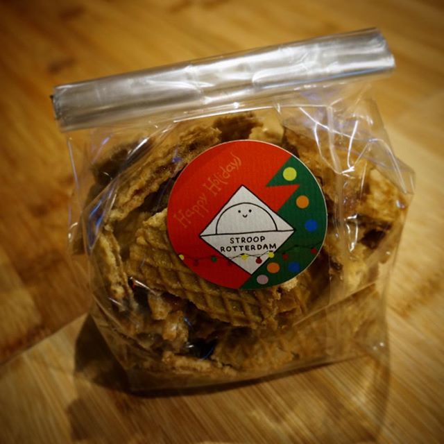 Sharing the holiday with family and friends today, and of course sharing some #stroopwafelkruimels for dessert🎄🎁💛 Happy Holidays Stroopie! #specerijen #saltedcaramel #rozemarijnenzeezout #speculaas #strooprotterdam #kerst #christmas #family #rotterda… bit.ly/2Q2XEyz