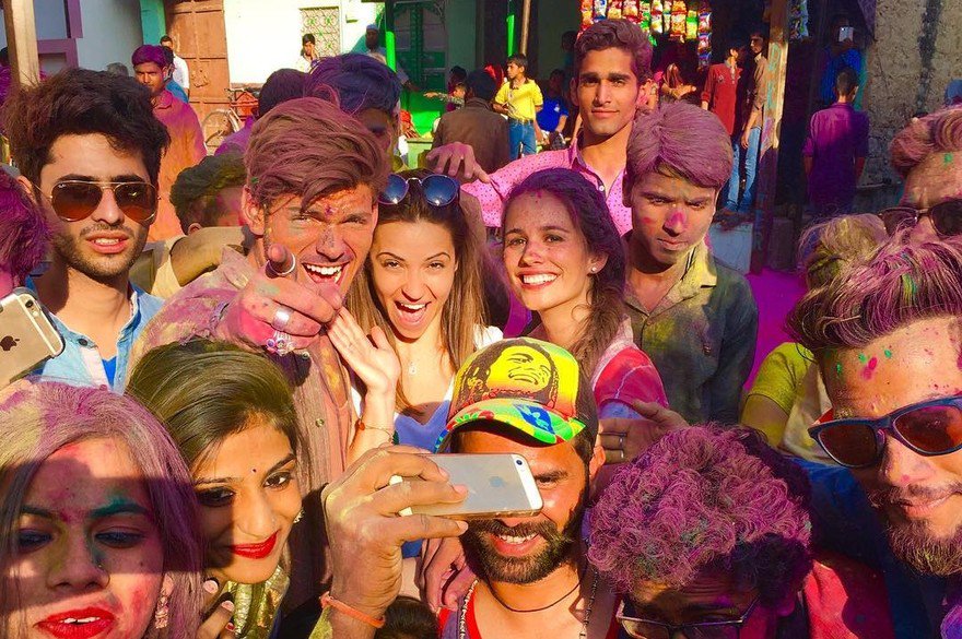 Baptiste5369's tweet photo. Ce soir à 21H n'oubliez pas que @TF1 rediffuse ce soir le téléfilm #CoupDeFoudreAJaipur avec le duo @LucieLucasOffic & @BensettiRayane et la belle @DenitsaOff qui à mis en scène les chorégraphies du film
#LucieLucas #RayaneBensetti #Denitsa #CDFAJ #TF1 https://t.co/gyxosVCBJp