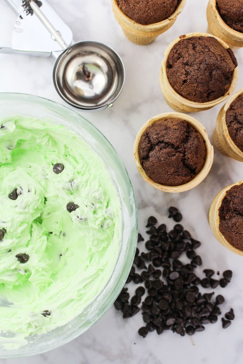 Mint Choc Chip Ice Cream Cones that don't melt?! Sign me up!

With a chocolate cupcake filling, and mint choc chip buttercream frosting, these beauties are one of my absolute faves.

Recipe: whatcharlottebaked.com/2017/05/22/min…