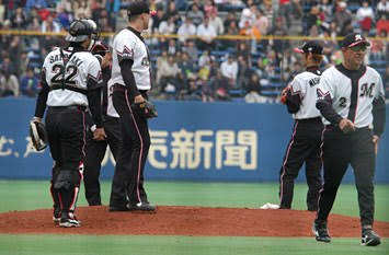 プロ野球 限定 復刻 サードユニフォームbot ロッテ 05 07 サンデーユニフォーム 侍 04年に登場した 法被 に黒のパンツを組み合わせたもので ホームゲームでは 侍 白のパンツの 誠 従来のストライプの 戦 の中から先発投手がその