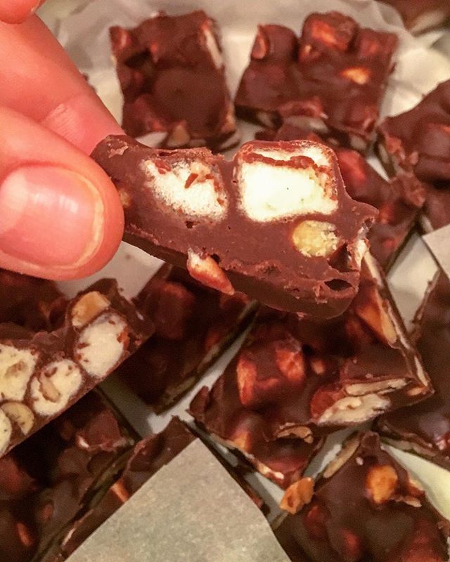 BRsKitchen1's tweet photo. Every year we used to have my grandma’s Rocky Road fudge and this year I was able to veganize it with @mydandies marshmallows, peanuts, and @enjoylifefoods melted chocolate ❤️ hope everyone had a fantastic holiday!
•
•
•
•
•
#BRskitchen #BnRtsy #… https://t.co/Pt762GZPHz https://t.co/vw0HDaNbOO
