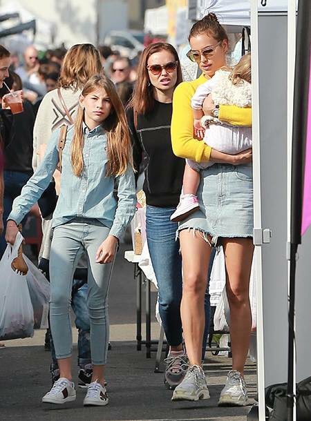 Irina Shayk News ® on X: "New: Irina Shayk spotted with family in LA on  December 23rd. https://t.co/tNaYPFWJoM" / X