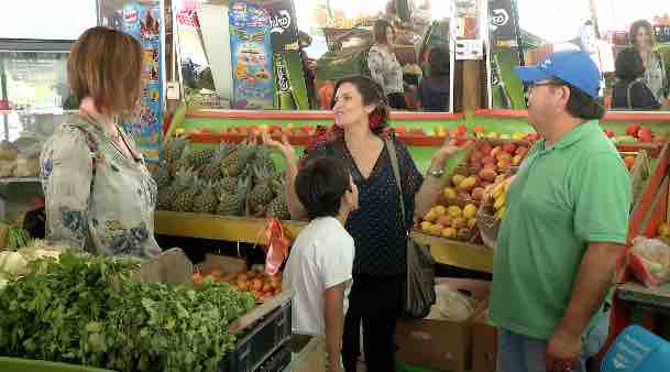 Vamos por más frutas para hacer nuestra próxima receta que de seguro les va a encantar a los hijos de Marlene <a href="/connieachurra/">Connie Achurra 💜💚</a> <a href="/CANAL_13C/">13 C</a>
