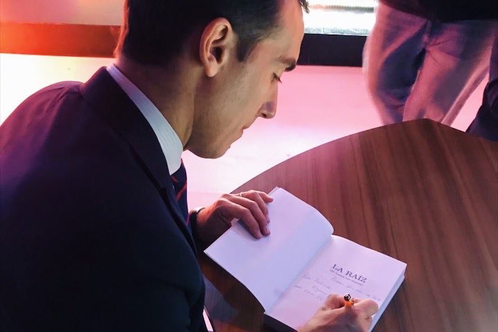 ViceversaTres's tweet photo. ¡Último Viceversa del año! ▶️ Hoy nos visita el abogado y periodista Hugo Alconada Mon (@halconada), autor de “La raíz de todos los males”. Conducción: @robertocaferra. 📺 Desde las 14 hs. por @elTresTV https://t.co/W7bsc9MMDm
