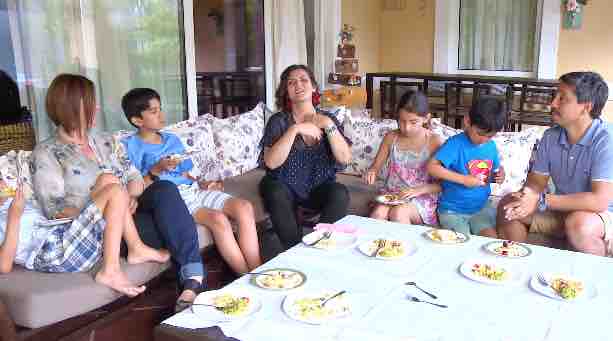 Ahora probando todas la recetas, junto a la familia de Marlene, incluido su esposo, quien no se quiso perder esta recetas pensadas para los niños en vacaciones. Muchas gracias a todos!! <a href="/connieachurra/">Connie Achurra 💜💚</a> <a href="/CANAL_13C/">13 C</a>