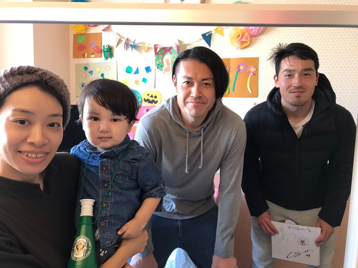 おうちゃんを救う会 本日おうちゃんの病院に 東京ヴェルディの柴崎貴広選手 長谷川洸選手がお見舞いに来てくれました はじめ緊張していた おうちゃんも サインやグッズをプレゼントしてもらい 最後はにっこり 皆様 本当にありがとうございました
