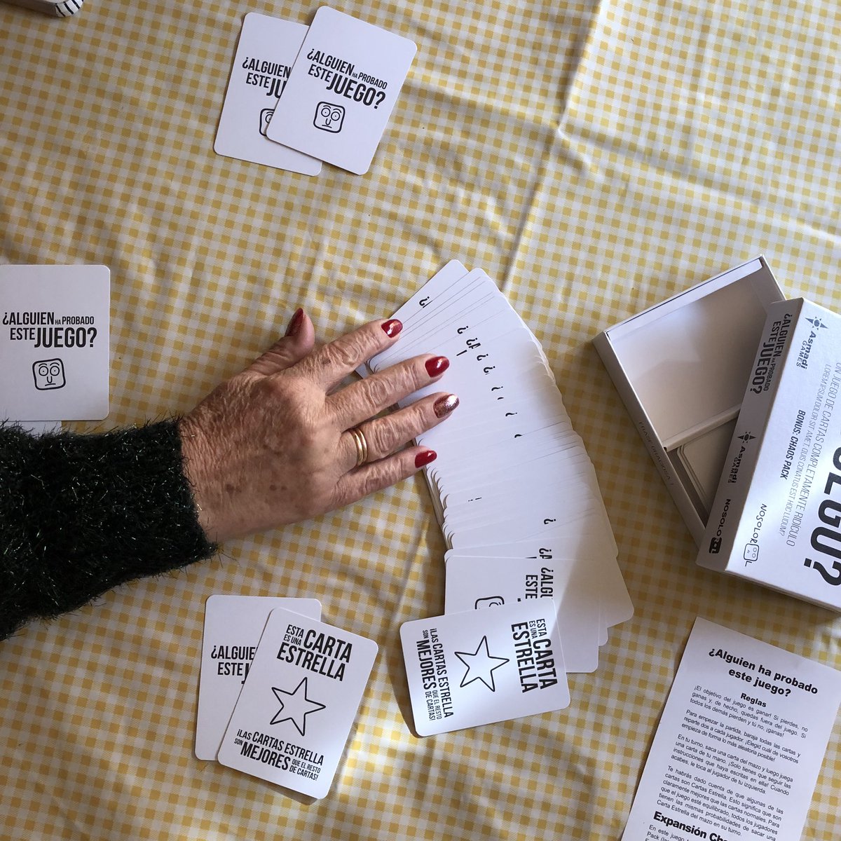 Thosnod's tweet photo. ¿Alguien ha probado este juego? Genial party game de @Nosolorol #asmadigames @AsmadiGames y primera partida navideña #boardgamegeek #boardgames #juegosdemesa #bgg #labsk https://t.co/LoAynGsgoR