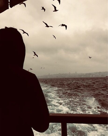 noactsahne's tweet photo. Salihcan Sezer yazdı, Pınar Çağlar Gençtürk yönetti, Adnan Devran oynuyor🌊
NoAct’in yeni oyunu “Ben, Cuma”, 18 Ocak Cuma günü sahne yolculuğuna başlıyor! #bencuma #noact https://t.co/6N5l7xVXze
