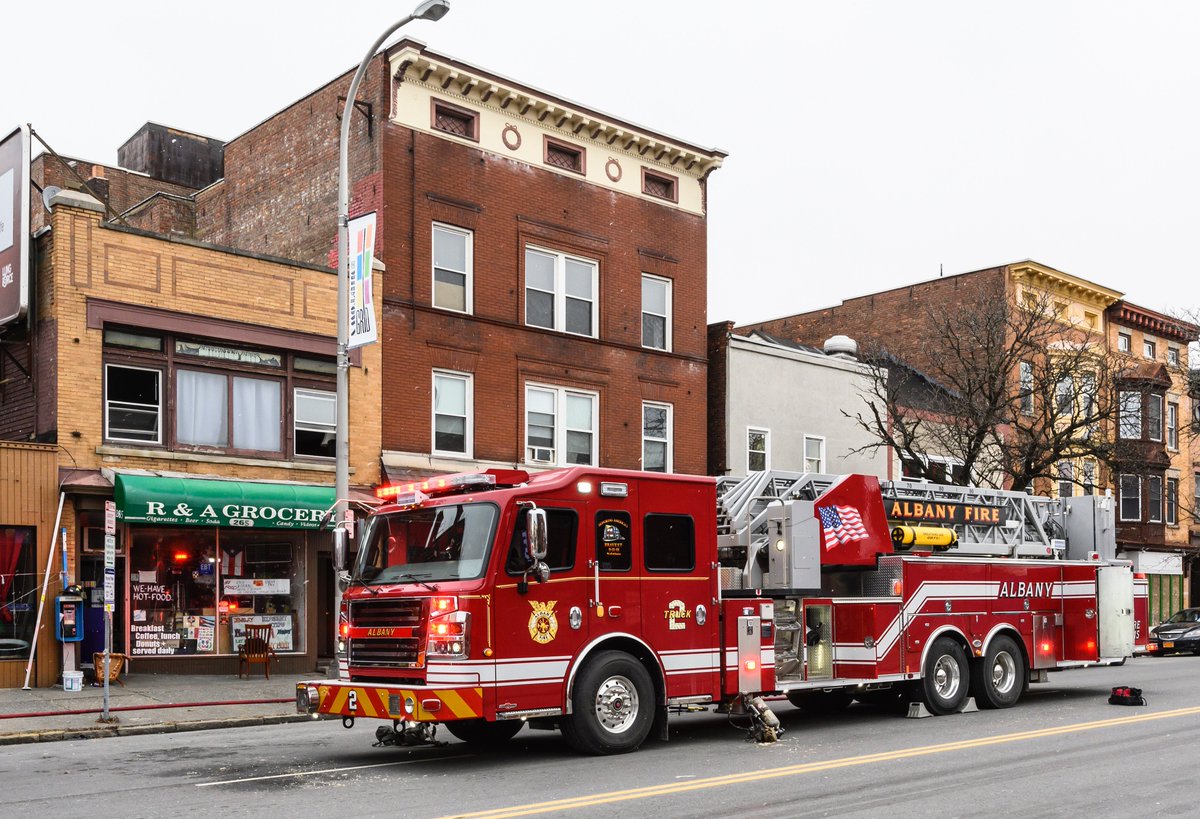 .@AlbanyFireDept investigators are working to determine the cause of a fire at 265 Central Avenue in Albany NY.  @AlbanyFFs @FASNY @nysfirechiefs @timesunion