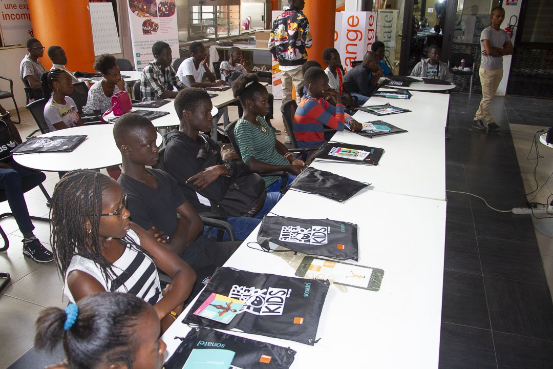 GroupeSonatel's tweet image. Du 26 au 29 décembre, la #startup @mjangalesenegal anime au siège du @GroupeSonatel une session de formation pour les jeunes sur le développement #mobile et les vêtements connectés.
#CodingForBetterLife #BetterInternetForKids #Sonatel #Kebetu