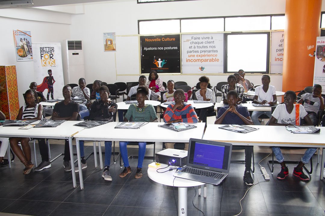 GroupeSonatel's tweet image. Du 26 au 29 décembre, la #startup @mjangalesenegal anime au siège du @GroupeSonatel une session de formation pour les jeunes sur le développement #mobile et les vêtements connectés.
#CodingForBetterLife #BetterInternetForKids #Sonatel #Kebetu
