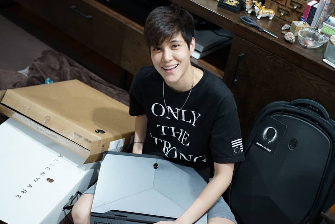 lalana_jeab's tweet photo. 🅘🅖 #jeab_lalana : ซานต้าใจดีจัง
ดีใจกว่าได้ทองก็ได้ #alienware17r5 #corei9 ดีใจจนหายปวดท้องเป็นปริดทิ้ง5555 https://t.co/sYpgmYW8BI