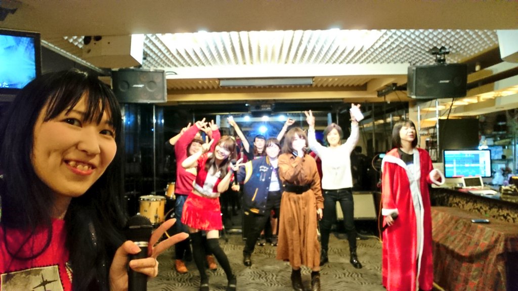 akahoshi_yu's tweet photo. まずはオープニング🌟
出演者全員による合唱で『SCARLET KNIGHT』
奈々さんがクリスマス当日に収録された曲と言うことでこの曲に決定♪

写真はリハーサルの様子(*´ω｀*)
マイク回しや配置、歌詞パート等を確認し、いざ本番へ✨
リハーサル時点で既に汗がライブ後の様でした(笑)

#LIVENOEL2018 https://t.co/raZq22QGfd