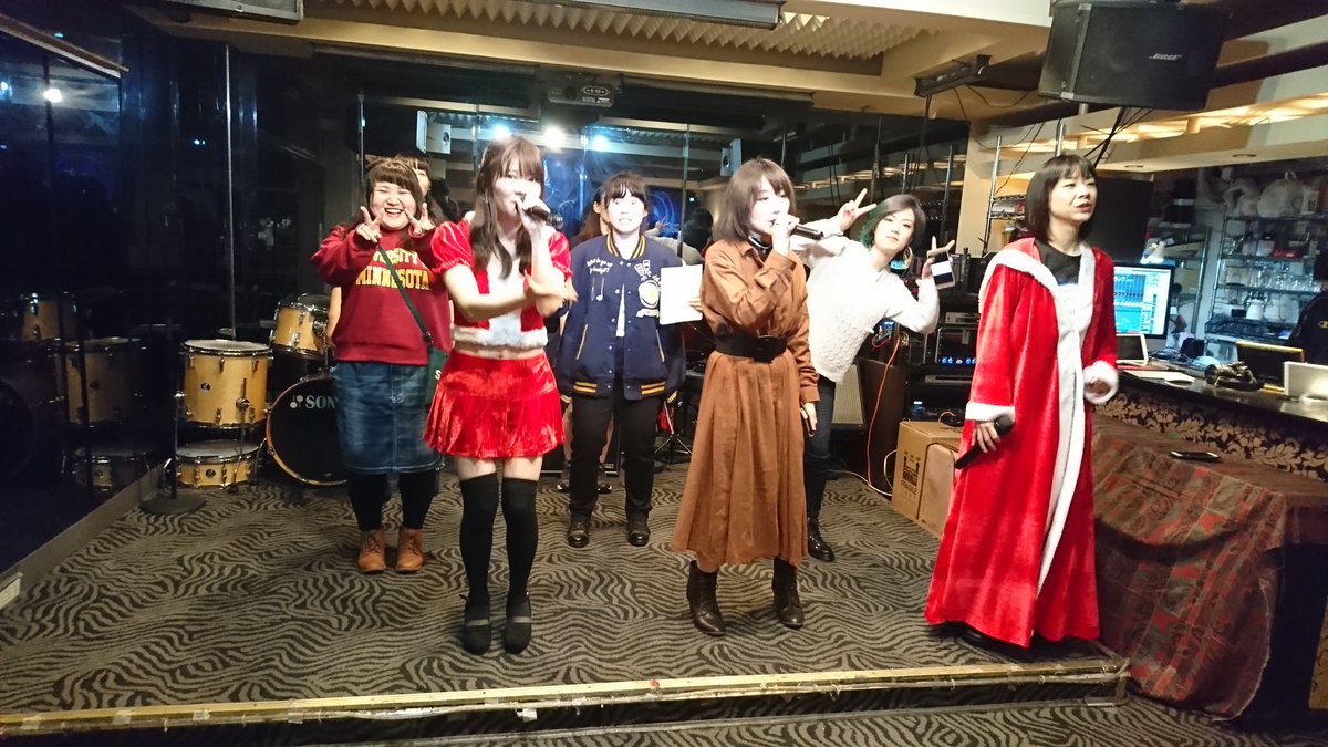 akahoshi_yu's tweet photo. まずはオープニング🌟
出演者全員による合唱で『SCARLET KNIGHT』
奈々さんがクリスマス当日に収録された曲と言うことでこの曲に決定♪

写真はリハーサルの様子(*´ω｀*)
マイク回しや配置、歌詞パート等を確認し、いざ本番へ✨
リハーサル時点で既に汗がライブ後の様でした(笑)

#LIVENOEL2018 https://t.co/raZq22QGfd