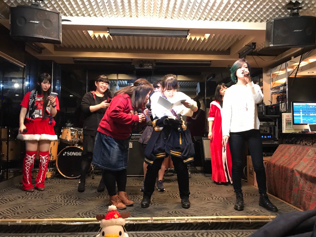 akahoshi_yu's tweet photo. まずはオープニング🌟
出演者全員による合唱で『SCARLET KNIGHT』
奈々さんがクリスマス当日に収録された曲と言うことでこの曲に決定♪

写真はリハーサルの様子(*´ω｀*)
マイク回しや配置、歌詞パート等を確認し、いざ本番へ✨
リハーサル時点で既に汗がライブ後の様でした(笑)

#LIVENOEL2018 https://t.co/raZq22QGfd