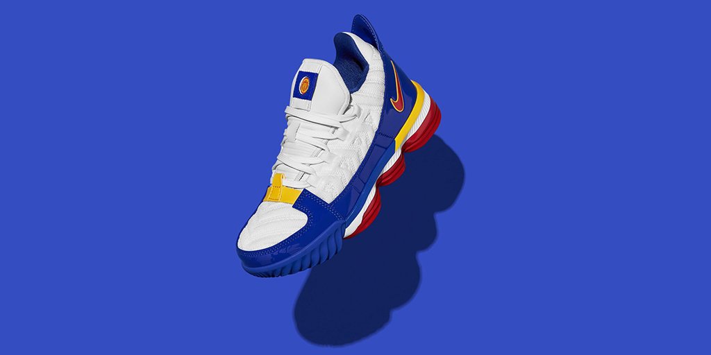 #nikestore The Little Kids' <a href="/nikebasketball/">Nike Basketball</a> LeBron 16 'SB White' 

Shop 🇺🇸 bit.ly/2QT3iIw