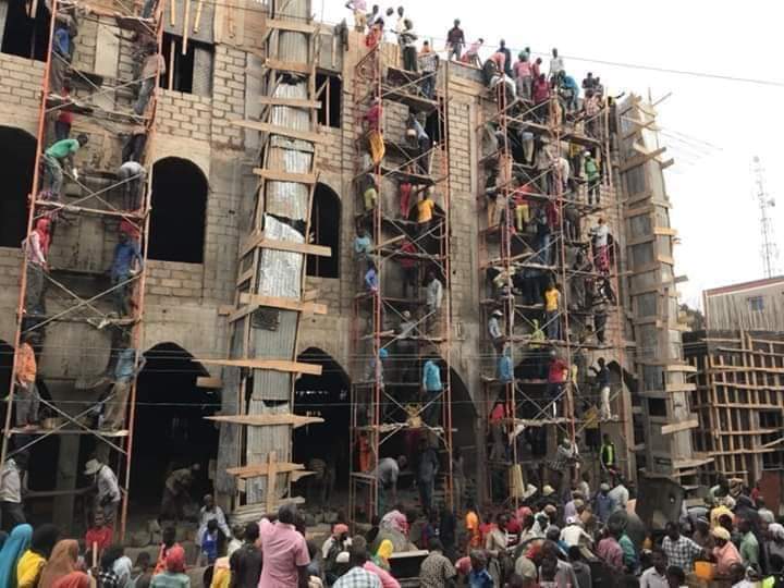 ZakarieAbdalla's tweet photo. #Iskutashi Iyo Iskufilnaan Dhab Ah Waataas, Waa Masaajidka #Dabaqeynka #Baydhabo oo ay dadku wada-dhisanayaan, Baloogiisi Sadaxaad Baa Lashubayay Maantay.
#Iskutashi
#Isxilqaan
#DaacadNimo
#BayDhabo
#Somalia https://t.co/J9zniQySKl