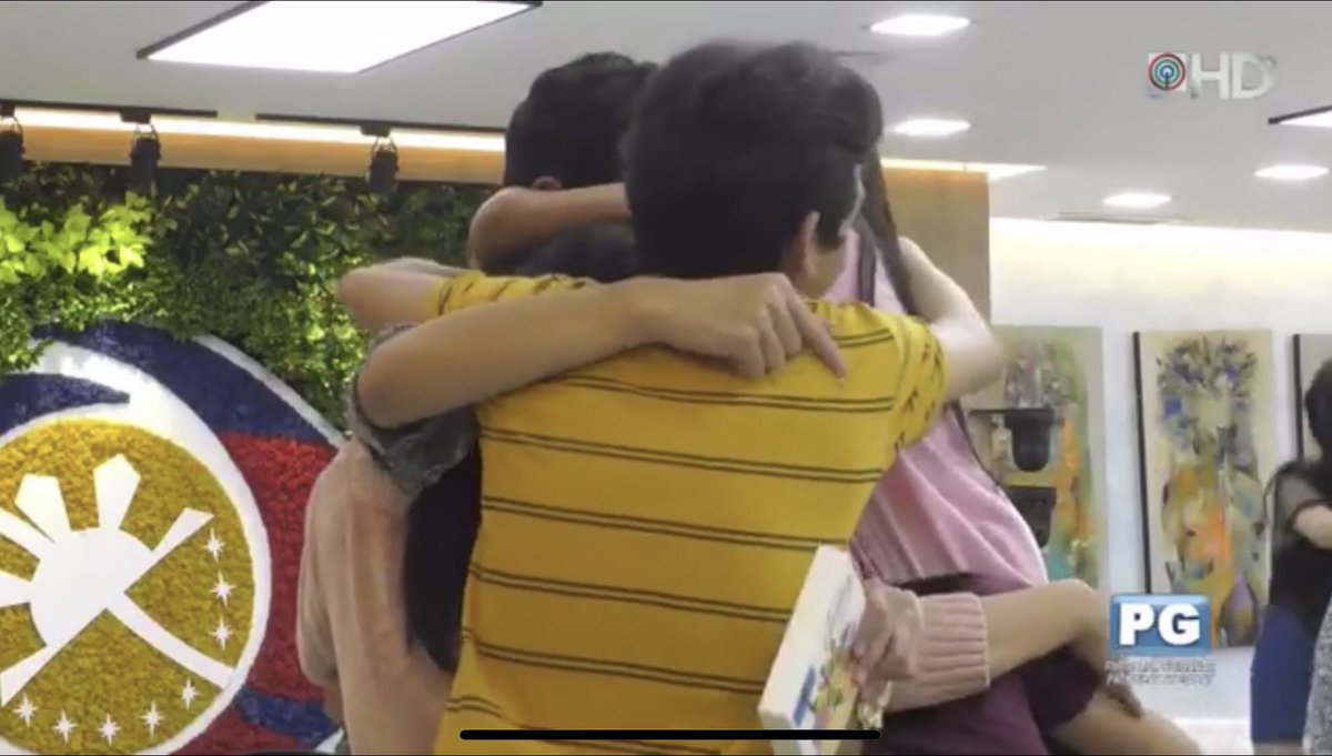 pbbinfin8ty's tweet photo. Naiyak ako dito 😭. Mini reunion ng Original housemates. #TeamBNK
#SaveTheOriginals
#PBBHappyHolid8s https://t.co/mtg6s8g1ko