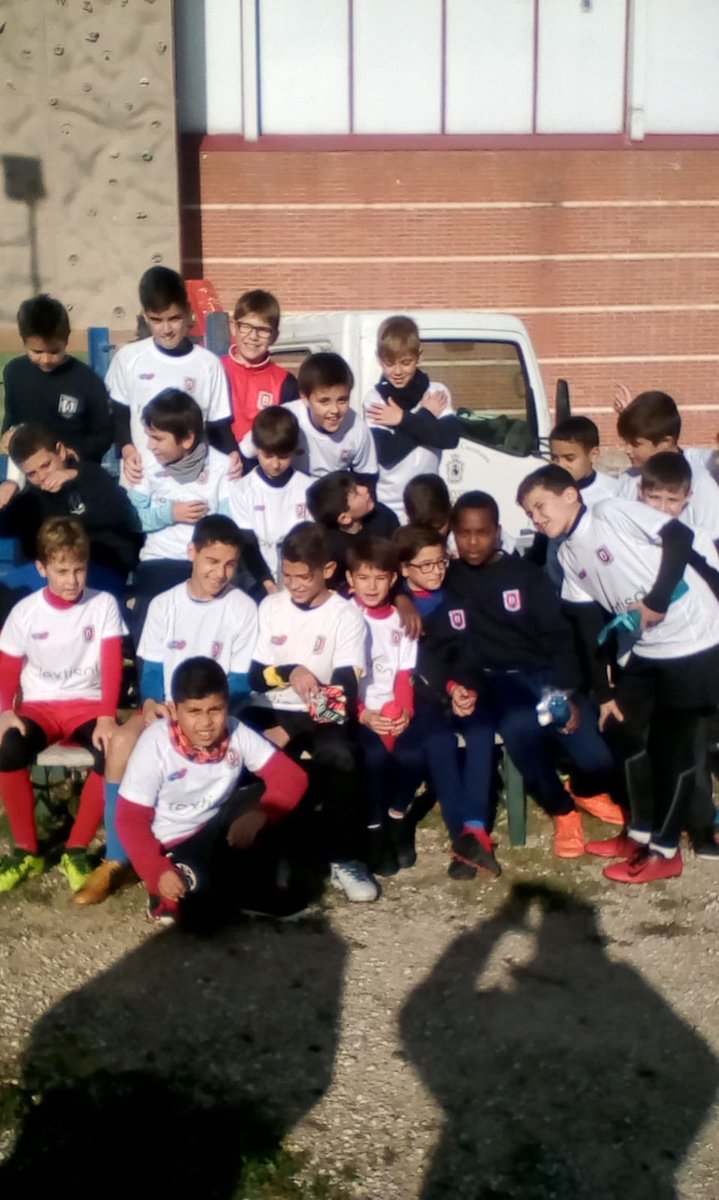 Contestano_1919's tweet photo. Primer día de Campus: 60 niñ@s, al estar enfermos 2 para hacer finalmente 62 niñ@s! Algo increíble!! Cumplimos actividades programadas!! Contestano esperando que mañana brillen los niñ@s en el Segundo día de Campus! SOM CENTENARIS 1919 - 2019 https://t.co/VfvdidR5W0