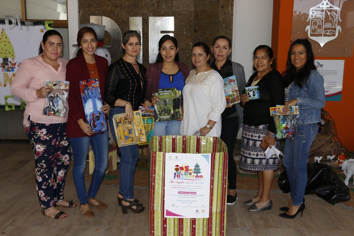 DIFVallarta's tweet photo. Continúa la campaña de acopio #JuguetónDIF, tú como nuestros colaboradores, súmate y #DonaUnJuguete.
Juntos hagamos un #RegaloConElCorazón.

#FamiliaDIF #PuertoVallarta #PorLaFamiliaQueQueremos https://t.co/nNUop2yxrh
