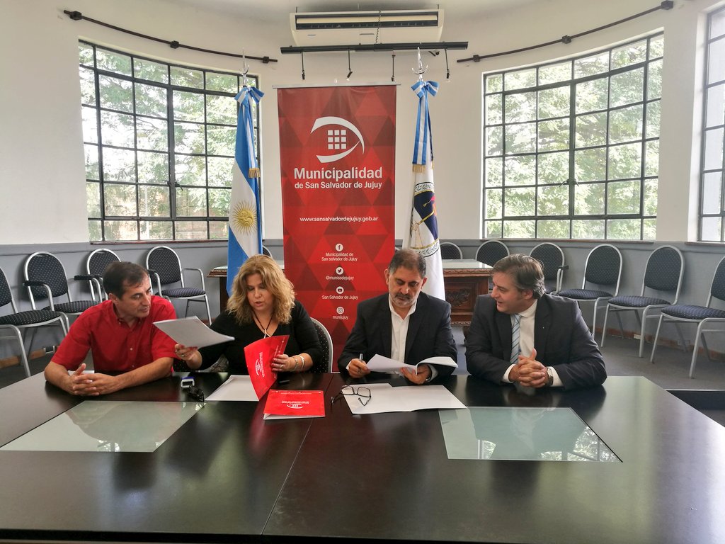 munissdejujuy's tweet photo. 👉Firma de convenio entre #LaMuni y #APPaCe mediante el cual se le entrega la concesión para poder trabajar en los kioscos saludables y en los baños públicos del Parque Xibi Xibi. https://t.co/gruw49vzEn