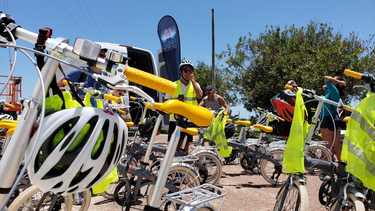 emekavoces's tweet photo. La nueva tendencia para City tours en zona de Puerto de Punta del Este...bicicletas y guías turísticos de todos los idiomas para los cruceristas que desembarcan. #Bicicletas #BiciTours https://t.co/DUvKYyrLjr