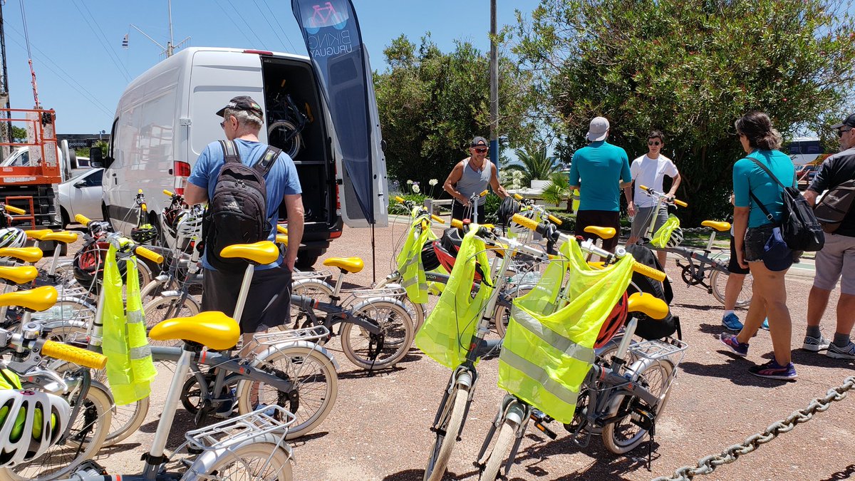 emekavoces's tweet photo. La nueva tendencia para City tours en zona de Puerto de Punta del Este...bicicletas y guías turísticos de todos los idiomas para los cruceristas que desembarcan. #Bicicletas #BiciTours https://t.co/DUvKYyrLjr