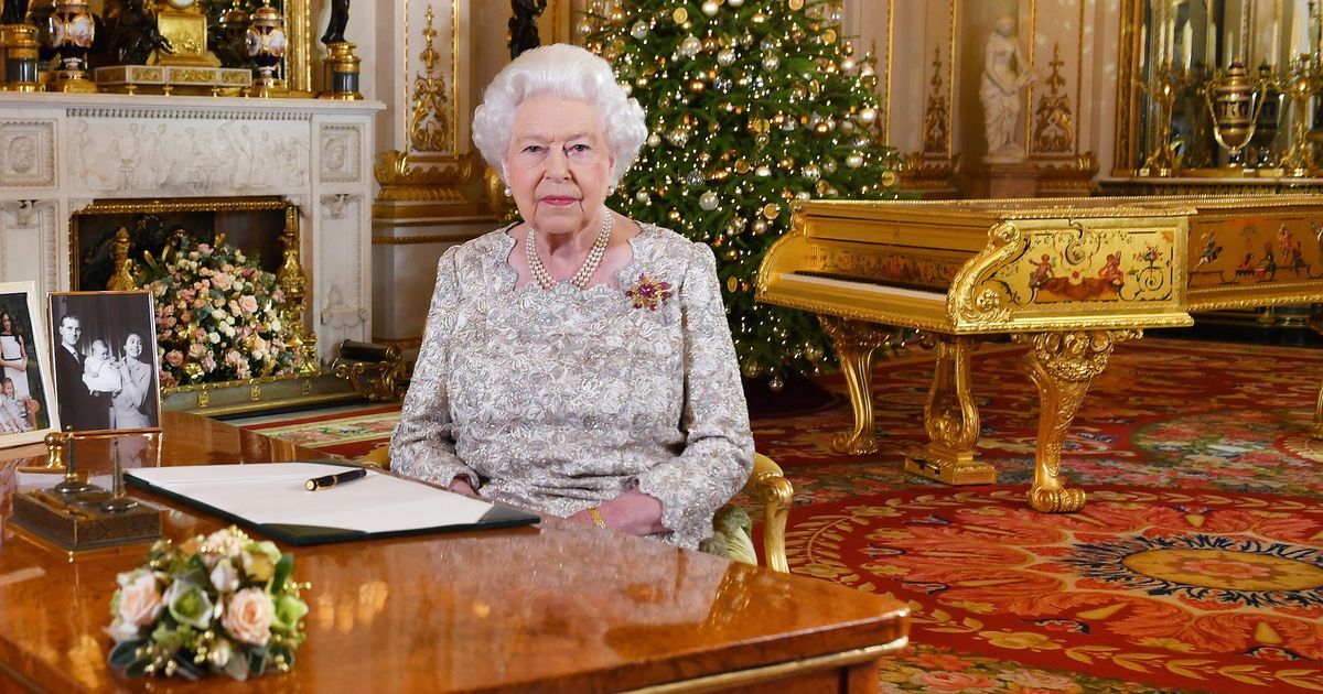 UKaForceForGood's tweet photo. Retweet if you love that the Queen has an Epic Gold-Plated Piano. Like if you're jealous! https://t.co/DkJofTQUDM