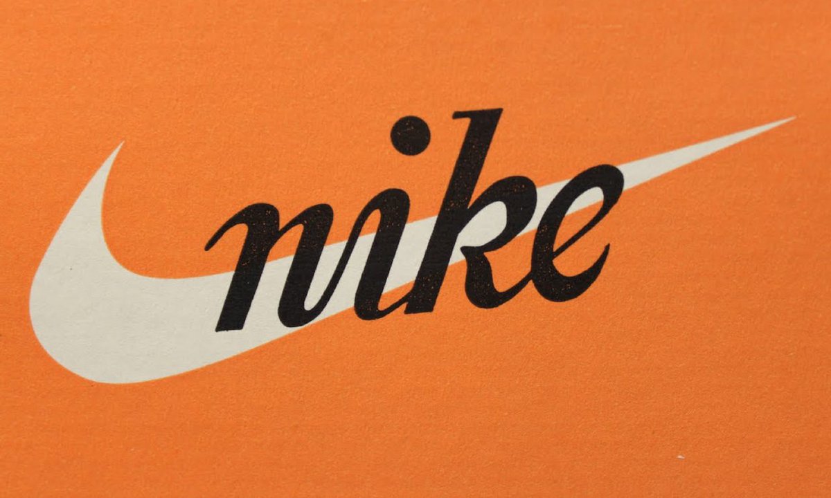 satélite Discrepancia Colapso Kote on Twitter: "Swoosh, el diseño original del logo de Nike, por Carolyn  Davidson (1971) Cuentan que a Nike no le gustó ninguno de los diseños, pero  los plazos de producción obligaron