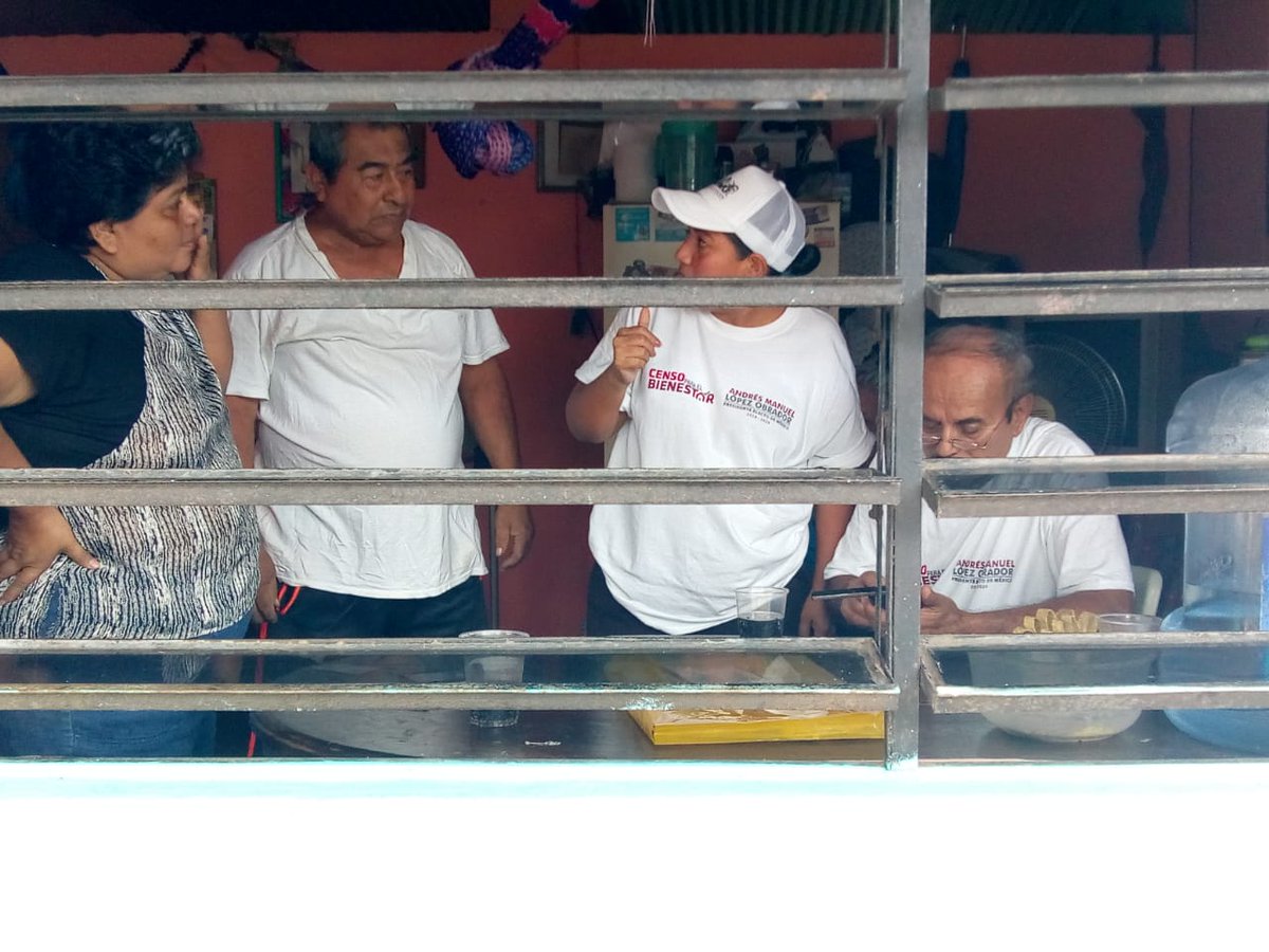sdntabasco's tweet photo. Para iniciar bien el #AñoNuevo2019 en #Tabasco los #ServidoresDeLaNación siguen realizando el #CensoParaElBienestar para que los programas sociales del @GobiernoMX lleguen a los más necesitados @lopezobrador_ @adan_augusto @cmmerino #CuartaTransformacion https://t.co/EIMF3UC3Si