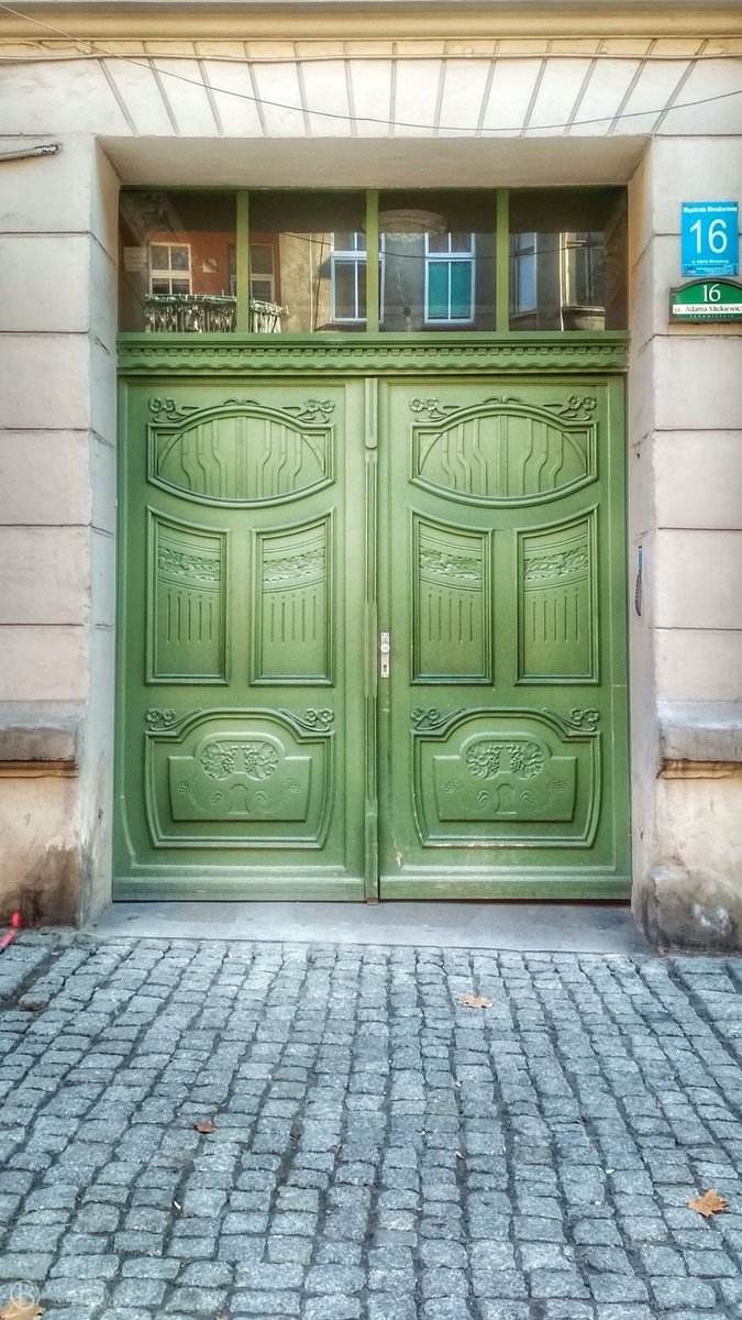 BiesBytom's tweet photo. Bytom, ul. Mickiewicza 16.
Czyż nie pięknie zielona i zdobra na brama? ;)

#Bytom #Beuthen #GórnyŚląsk #Silesia #kamienica #zabytek #brama #architecture #architecturephotography #photography https://t.co/KFC3LqnJcO
