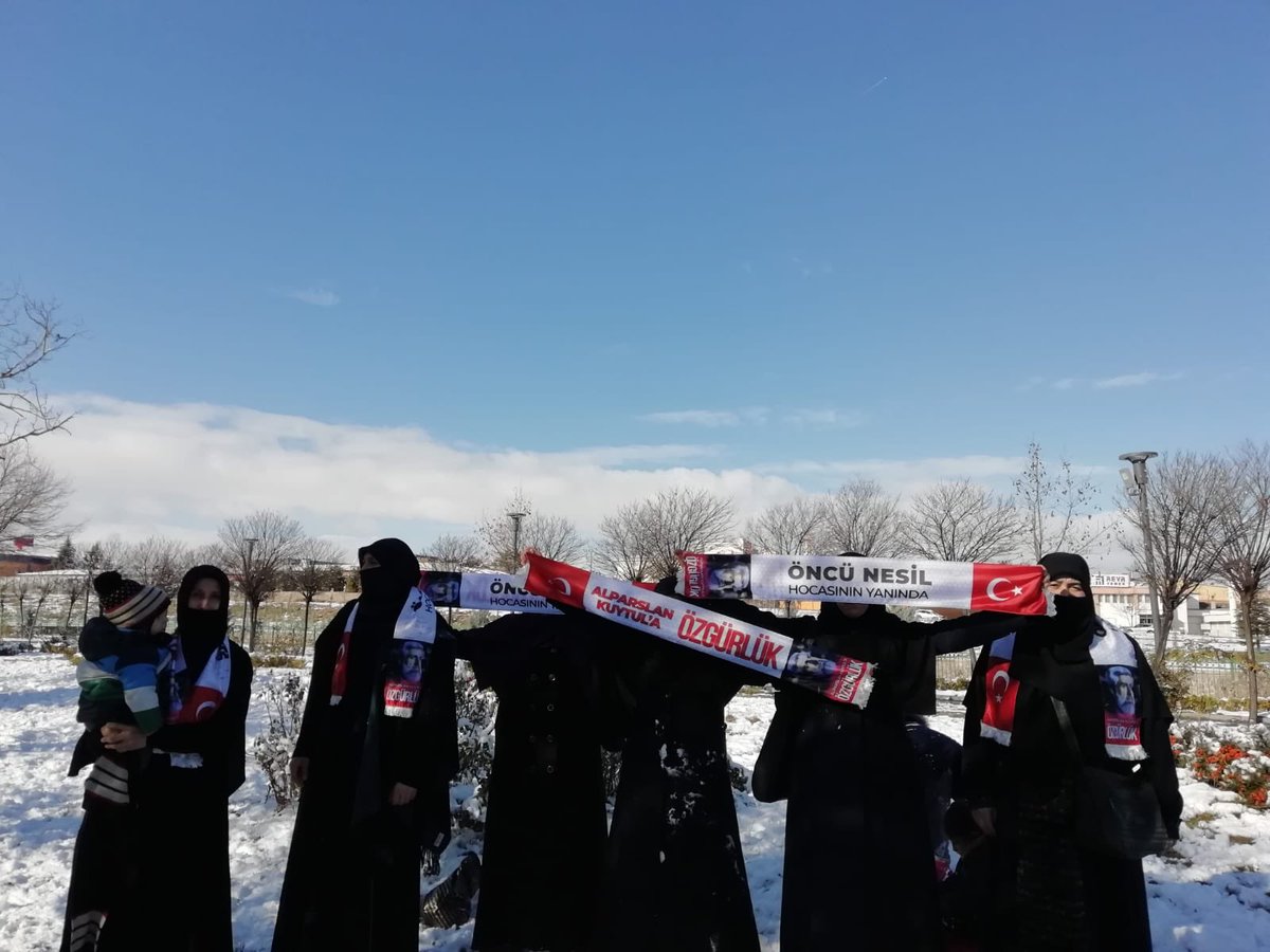 06FurkAnkara's tweet photo. Ankara genelinde etkisini gösteren yoğun kar yağışına rağmen
Furkan Gönüllüleri Alparslan Kuytul Hocaefendinin 22 Ocak mahkemesine 27 gün kala,
 #ÖzgürlükYürüyüşleri ne 104. Gününde de devam etti...

#22OcaktaAdaletBekliyoruz 
#Ankara https://t.co/DzvDJDSKcw
