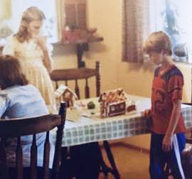 oceanatmain's tweet photo. “Local Chefs Celebrate Loved Ones with Holiday Traditions.” via @lagunabeachindy 

@ChefCraigStrong carries on his family tradition of building homemade, edible gingerbread houses...read on: https://t.co/WMy5X1KQIM https://t.co/kTYwxMh9lX
