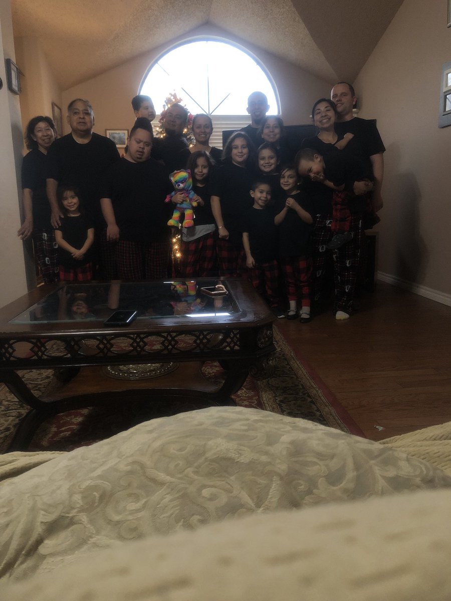 LizH_2010's tweet photo. Merry Christmas from the Hernandez Clan! https://t.co/dGNuWWMWTP
