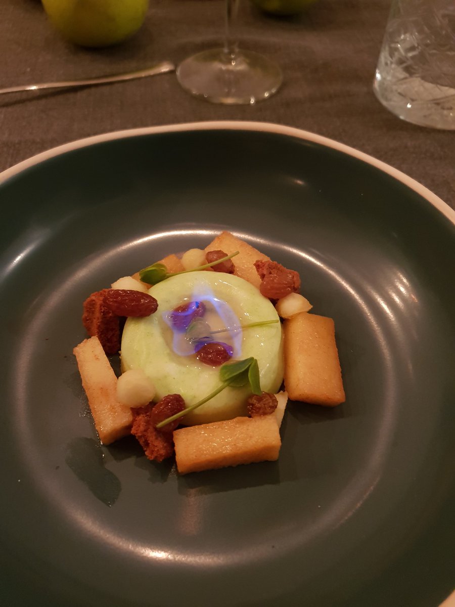 R_Scholte's tweet photo. Kerst Deel 6 v2: chai panna cotta witte chocolade appel caramel bastogne calvados rozijnen en een beetje vuur 😀 #homecooking https://t.co/ofSBjt7VBl