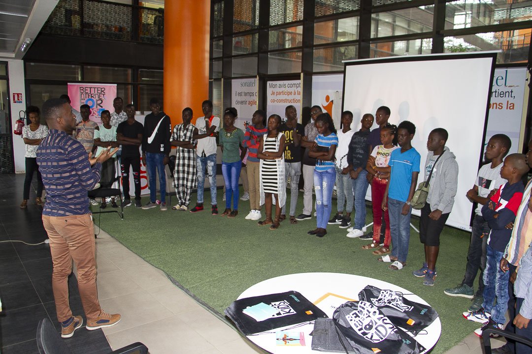 GroupeSonatel's tweet image. Du 26 au 29 décembre, la #startup @mjangalesenegal anime au siège du @GroupeSonatel une session de formation pour les jeunes sur le développement #mobile et les vêtements connectés.
#CodingForBetterLife #BetterInternetForKids #Sonatel #Kebetu