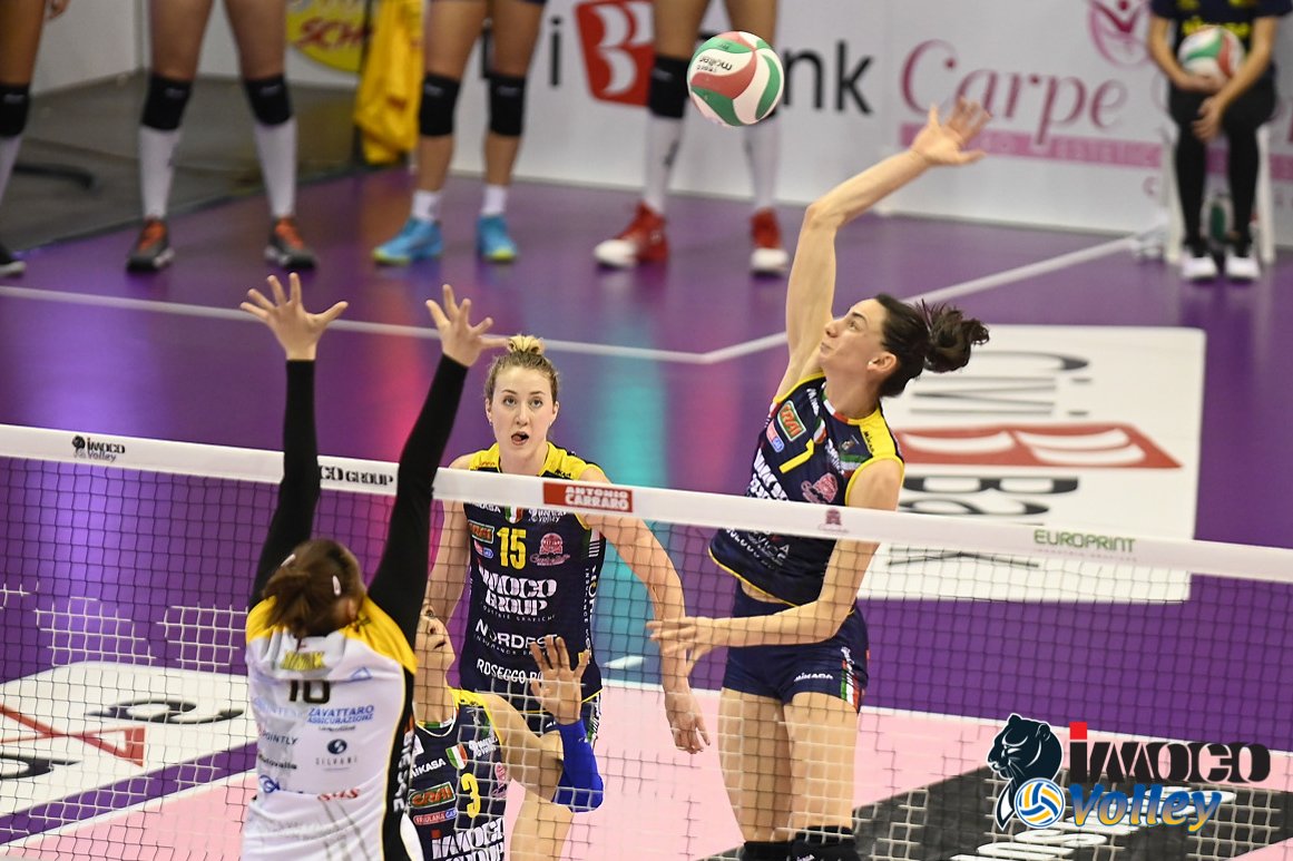 ImocoVolley's tweet photo. #ConBre. @ImocoVolley 2 @MilleniumBS 1 (25-20/24-26/25-18) #imocoboom anche @RaphaelaFolie il campo! https://t.co/4KPWzYjmoP