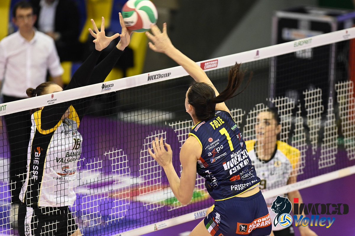 ImocoVolley's tweet photo. #ConBre. @ImocoVolley 2 @MilleniumBS 1 (25-20/24-26/25-18) #imocoboom anche @RaphaelaFolie il campo! https://t.co/4KPWzYjmoP