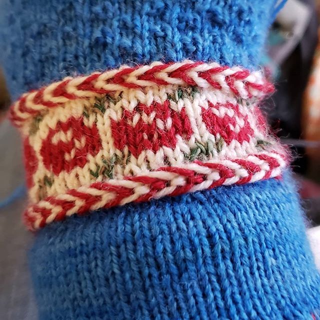 cgoyer's tweet photo. #rosesareredmittens #kammebornia #knitting #knittersofinstagram #handknitmittens https://t.co/sC3NeL9yOX https://t.co/0AmDQ2vs7c