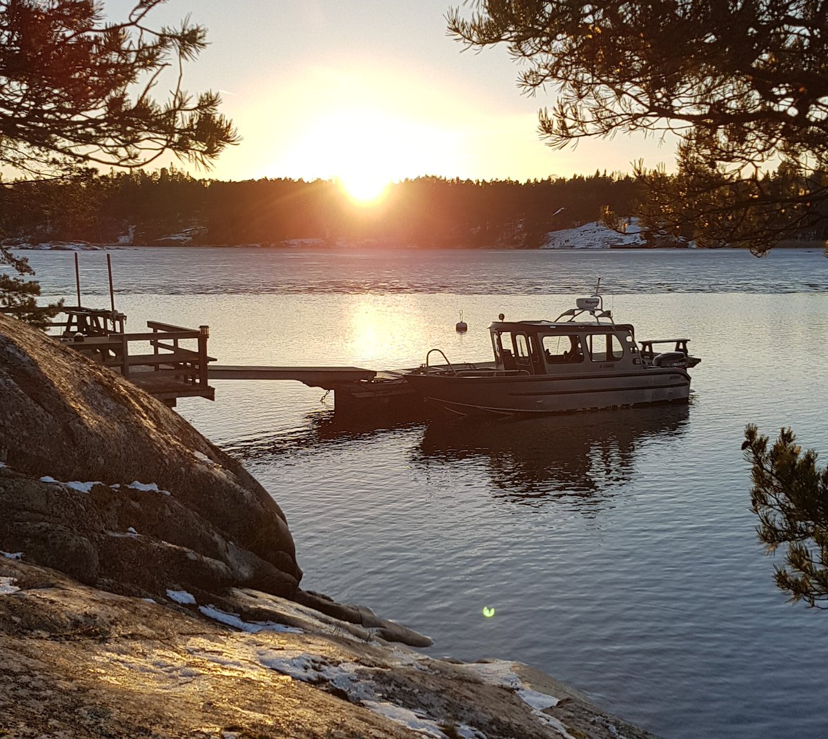 kariruffenurmi's tweet photo. Tapaninpäivän auringonlasku ❄☉
#saaristoelämä #talviveneily #arronet https://t.co/Xpi29mDCyP