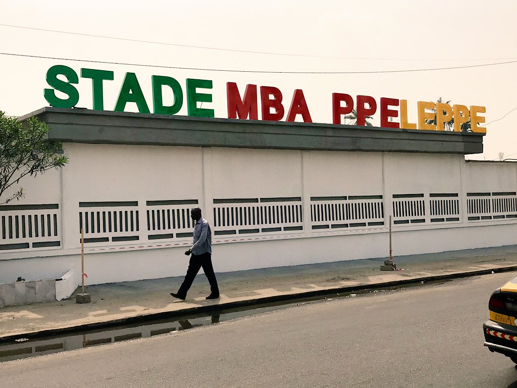 mbeatowe's tweet photo. Yemalehhh #Cameroun. Même le nom de Mbappe Leppe nous dépasse à écrire. Nous sommes ici à l’entrée du Stade #MbappeLeppe à #Akwa, #Douala. Pourtant en dessous du monument du #Marechal son nom est très bien écrit. Lisons: https://t.co/OzEAtB2ygC
