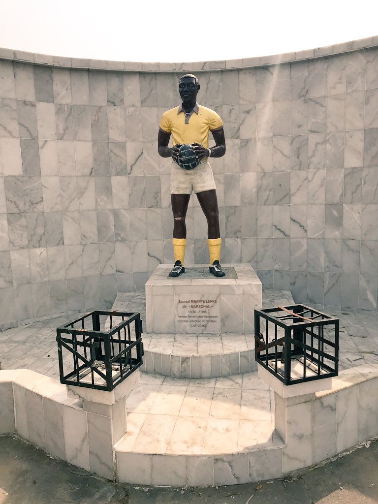 mbeatowe's tweet photo. Yemalehhh #Cameroun. Même le nom de Mbappe Leppe nous dépasse à écrire. Nous sommes ici à l’entrée du Stade #MbappeLeppe à #Akwa, #Douala. Pourtant en dessous du monument du #Marechal son nom est très bien écrit. Lisons: https://t.co/OzEAtB2ygC