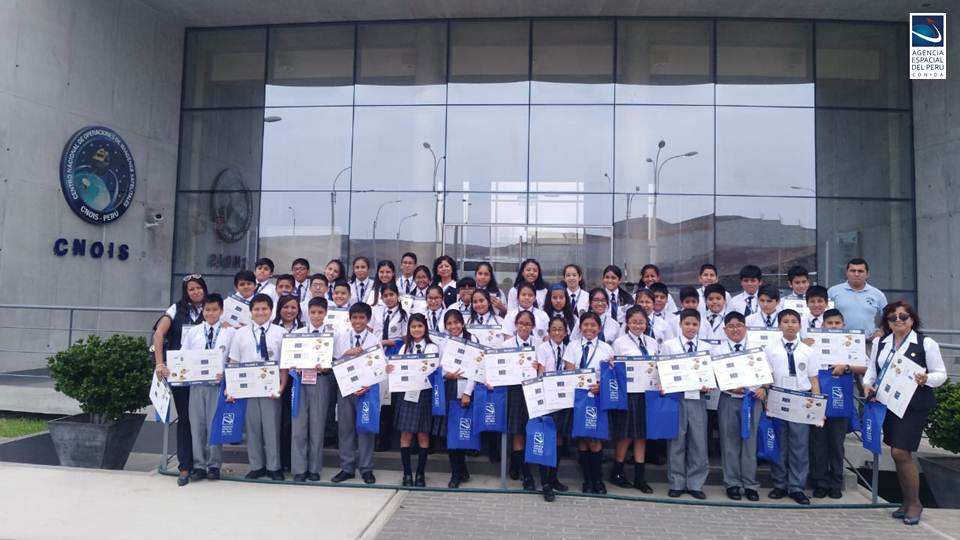 A_Espacial_Peru's tweet photo. La #AgenciaEspacialdelPerú recibió la visita de estudiantes de 6to grado del Colegio Manuel Polo Jimenez, quienes muy entusiasmados visitaron las instalaciones del #CNOIS, para conocer como opera el satélite #PerúSAT-1 y su aplicación en diferentes sectores del país. https://t.co/qIT5qf5wPQ