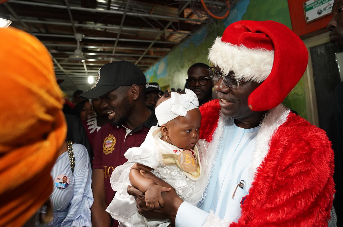 jidesanwoolu's tweet photo. In the spirit of #Christmas I visited the Gbagada General Hospital and toured the various wards. I shared gifts and talked to the medical team about my plans for the health sector through #ProjectTHEME.

It was quite fulfilling to see the smiles on faces.

#ForAGreaterLagos https://t.co/Rmf9gJY9SR