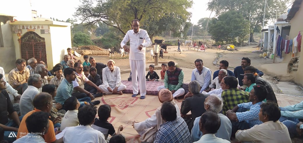 ypssisodiya's tweet photo. मंदसौर विधानसभा क्षेत्र के ग्राम पलासिया में गांव चौपाल पर ग्राम वासियों के साथ बैठकर विधानसभा चुनाव में विजय श्री प्राप्त करने पर जनता का आभार एवं धन्यवाद यात्रा के दौरान चर्चा करने का अवसर उपलब्ध हुआ। https://t.co/zySFpEoAXj