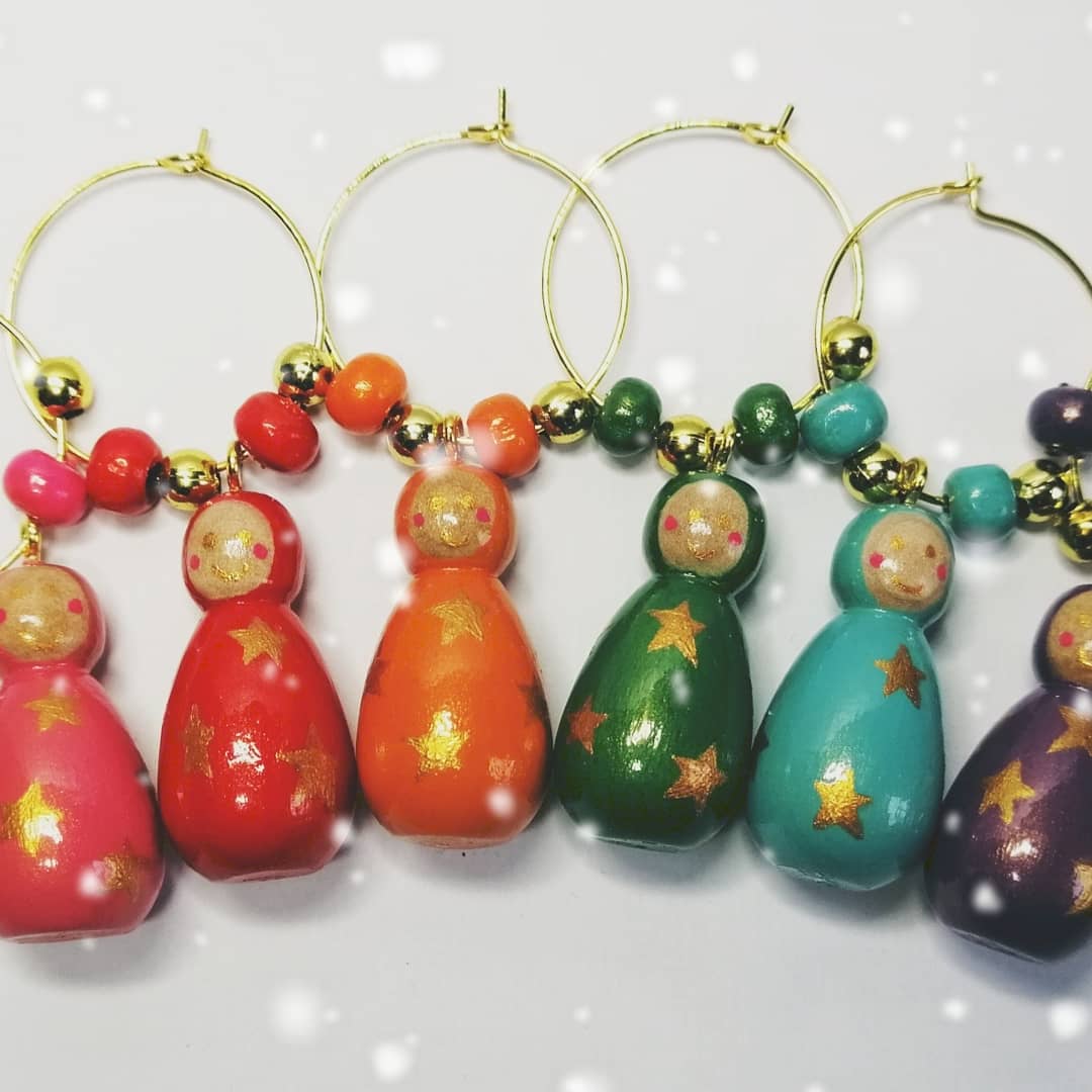 PegmalionCrafts's tweet photo. @HandmadeHour Finished my peg doll wine glass charms. They were a lot of work even though they're tiny, but were great fun to do. #handmadehour #handmade #pegdolls #onlinecraft #craft https://t.co/wIbROn5JQD