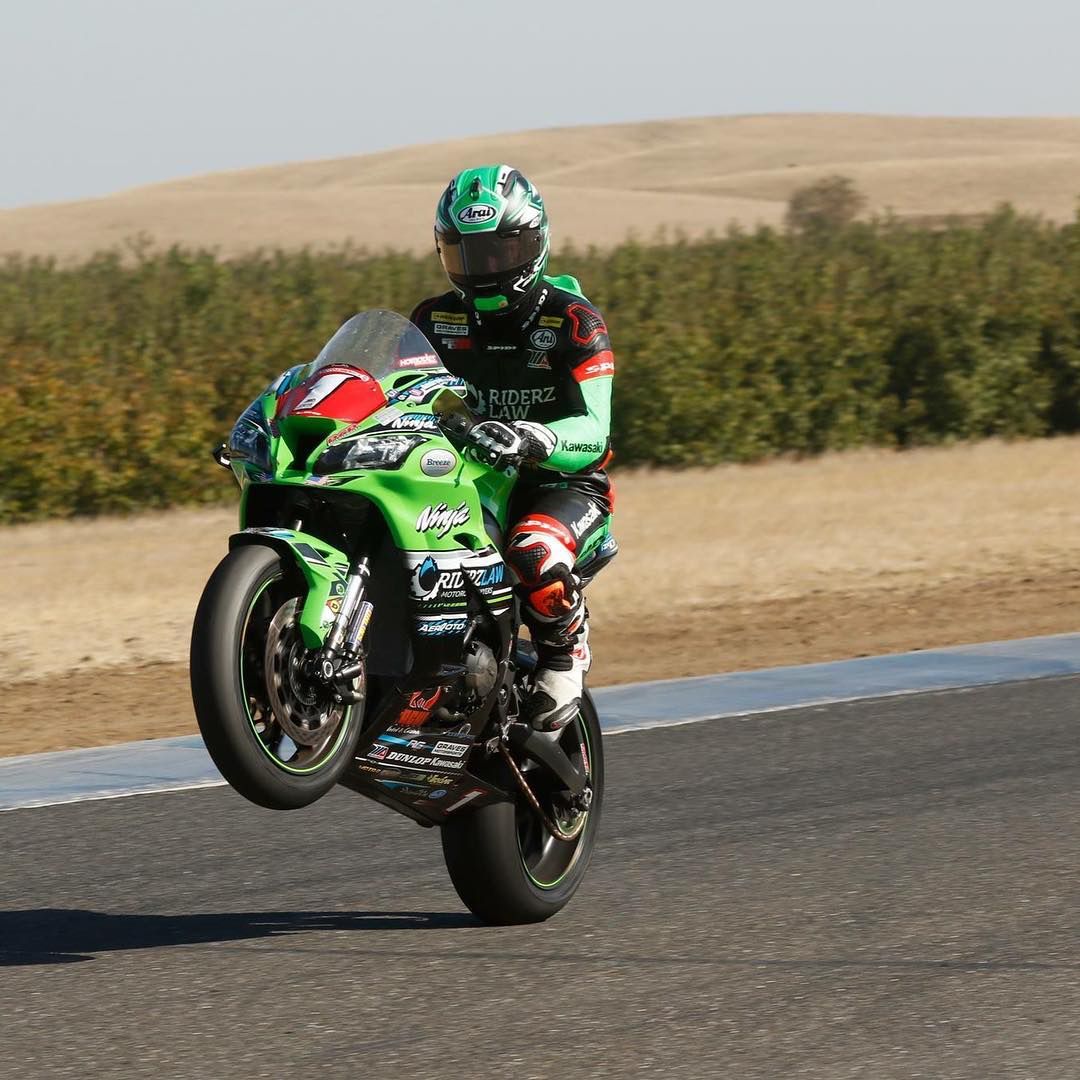 Reposting @andrew_lee14:
...
'Last wheelie of 2018 🎉🍾 #wheeliewednesday #motiamerica #gravesport #pcpmotorsports #kawasaki #zx10r #thunderhillraceway #stock1000 #superbike #supersport #streetbike #wheelie pc @oxmophoto'